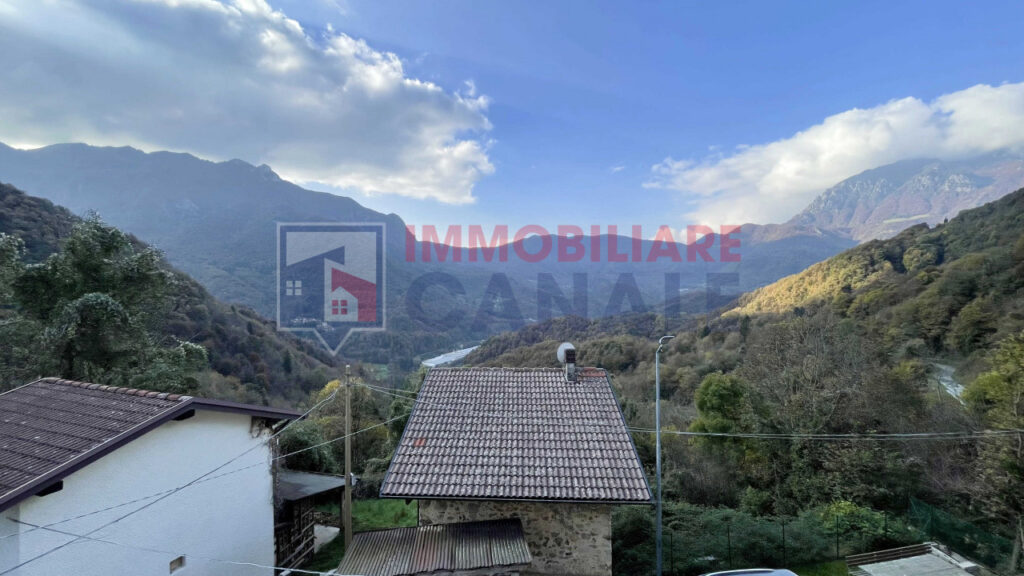 Porzione Centrale di Casa a Schiera da Ristrutturare nel Cuore di Posina