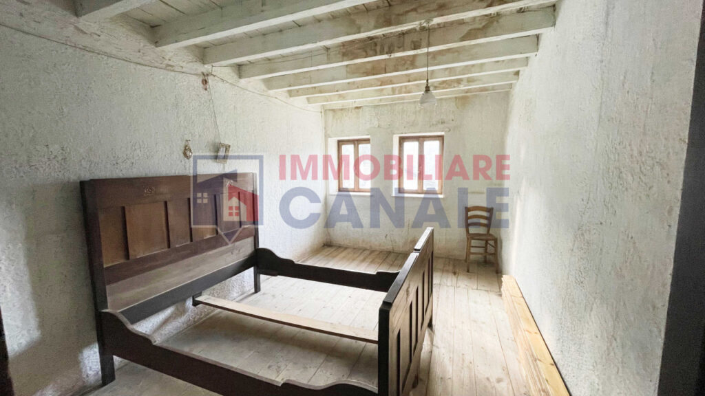 Porzione Centrale di Casa a Schiera da Ristrutturare nel Cuore di Posina