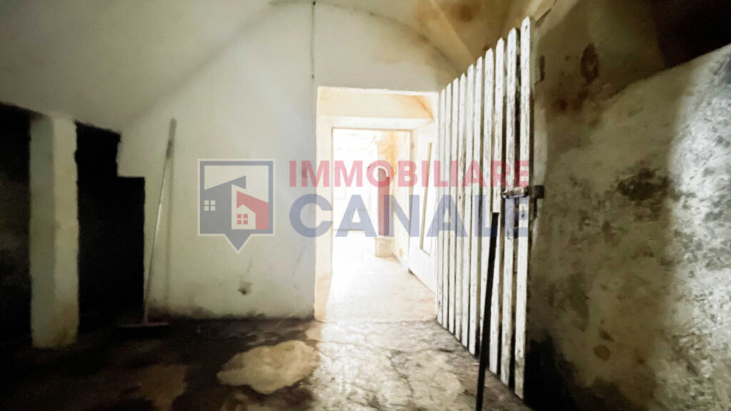 Porzione Centrale di Casa a Schiera da Ristrutturare nel Cuore di Posina