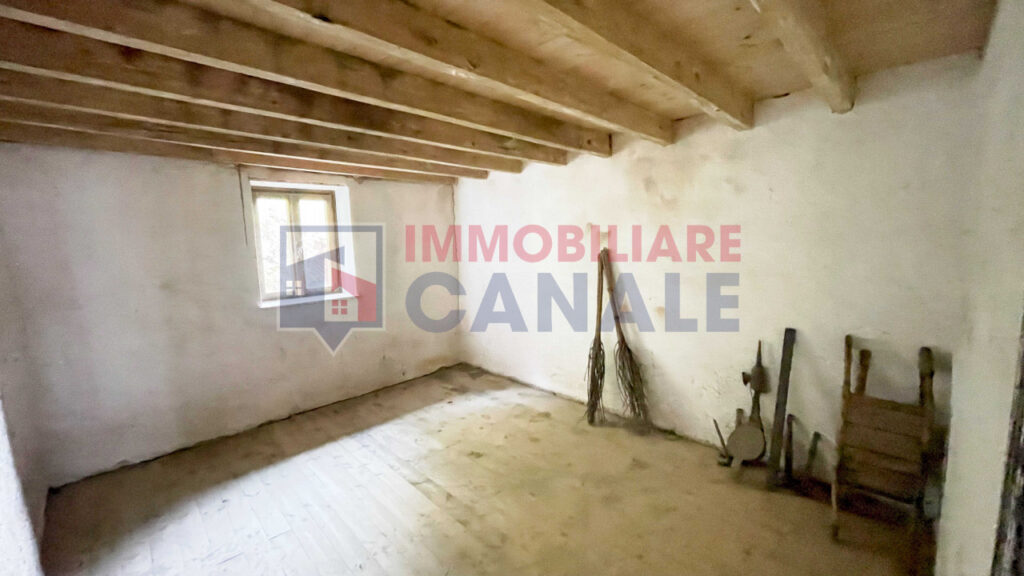 Porzione Centrale di Casa a Schiera da Ristrutturare nel Cuore di Posina