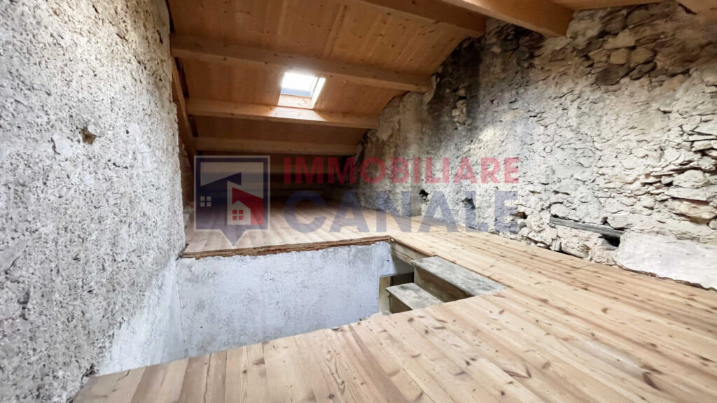 Porzione Centrale di Casa a Schiera da Ristrutturare nel Cuore di Posina