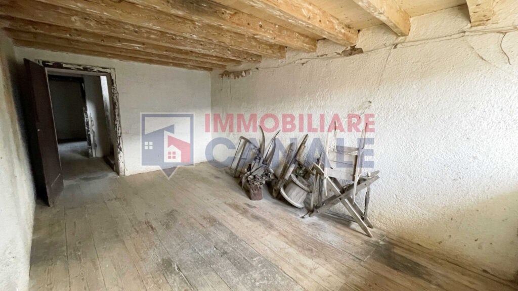 Porzione Centrale di Casa a Schiera da Ristrutturare nel Cuore di Posina