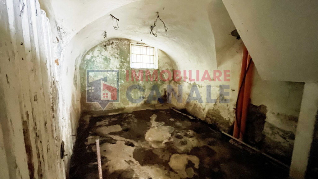 Porzione Centrale di Casa a Schiera da Ristrutturare nel Cuore di Posina
