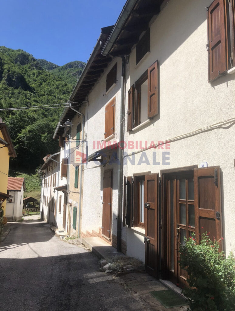 Casa affiancata abitabile subito con giardino – perfetta per vacanze