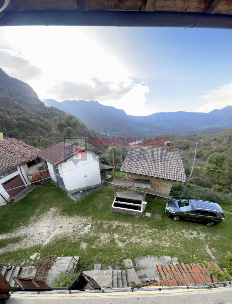 Porzione Centrale di Casa a Schiera da Ristrutturare nel Cuore di Posina