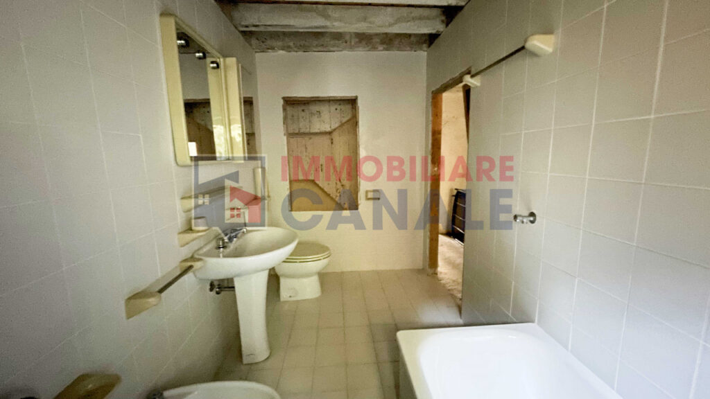 Porzione Centrale di Casa a Schiera da Ristrutturare nel Cuore di Posina