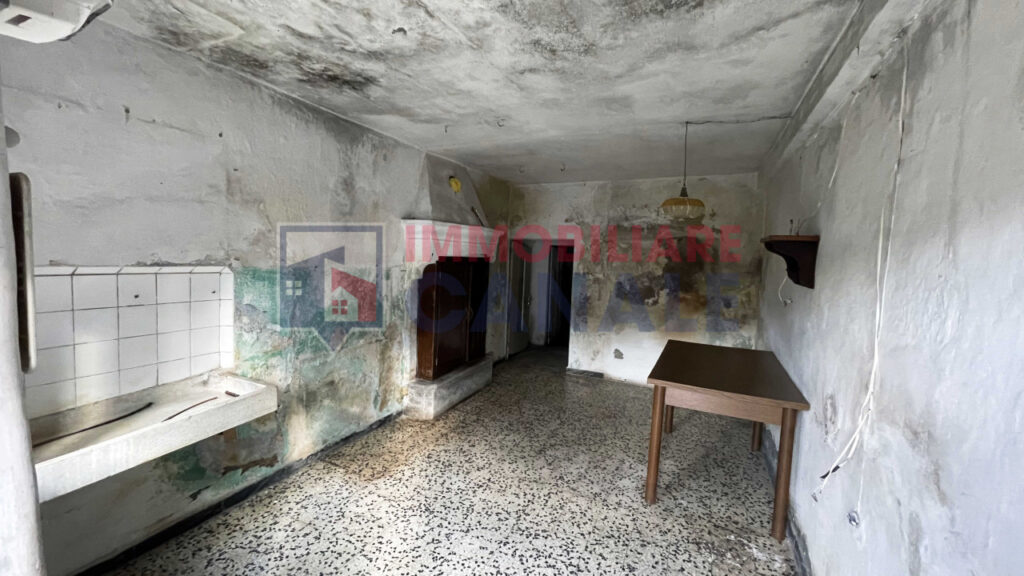 Porzione Centrale di Casa a Schiera da Ristrutturare nel Cuore di Posina