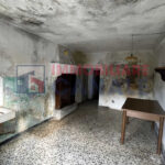Porzione Centrale di Casa a Schiera da Ristrutturare nel Cuore di Posina