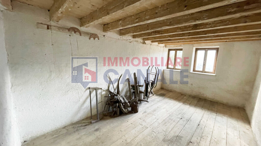 Porzione Centrale di Casa a Schiera da Ristrutturare nel Cuore di Posina