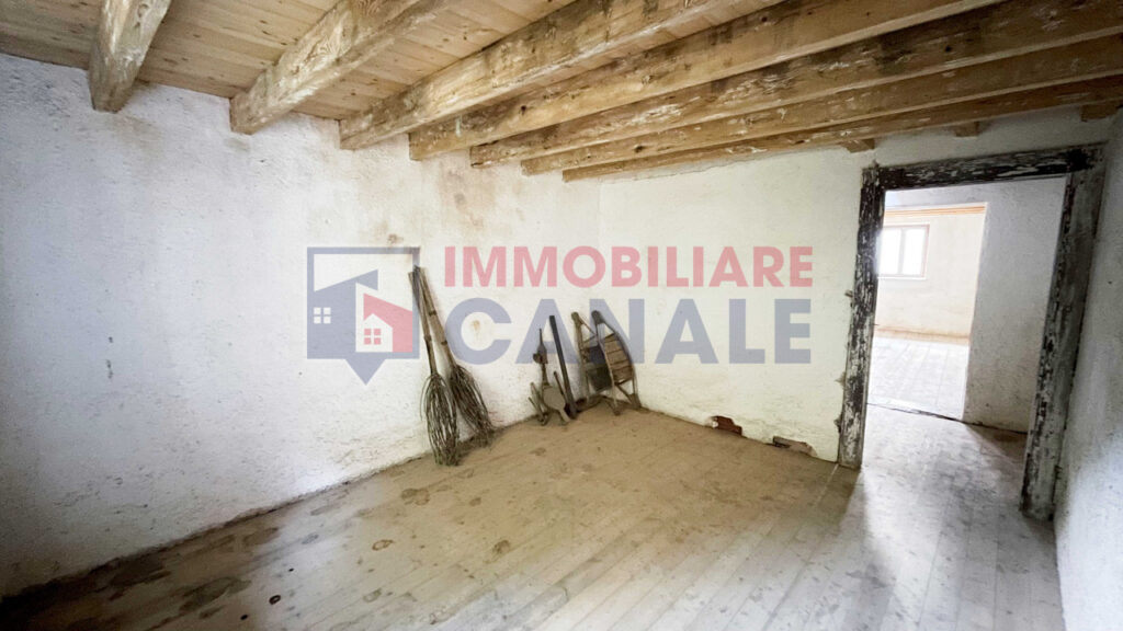 Porzione Centrale di Casa a Schiera da Ristrutturare nel Cuore di Posina