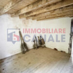 Porzione Centrale di Casa a Schiera da Ristrutturare nel Cuore di Posina