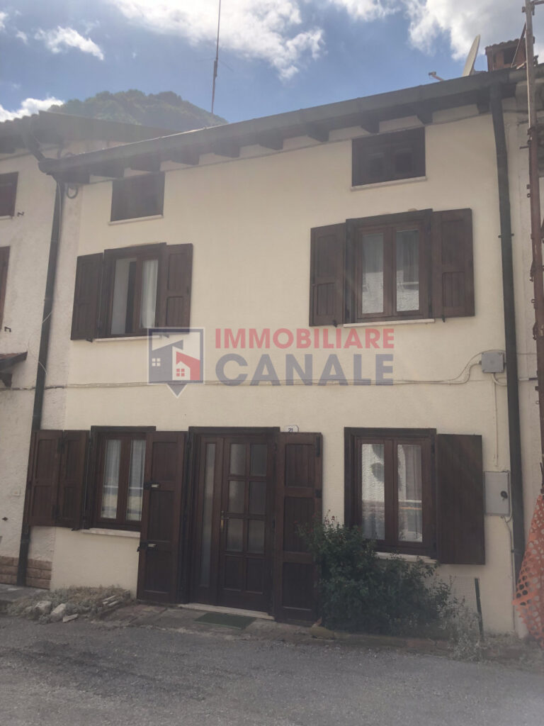 Casa affiancata abitabile subito con giardino – perfetta per vacanze
