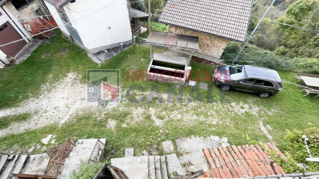 Porzione Centrale di Casa a Schiera da Ristrutturare nel Cuore di Posina