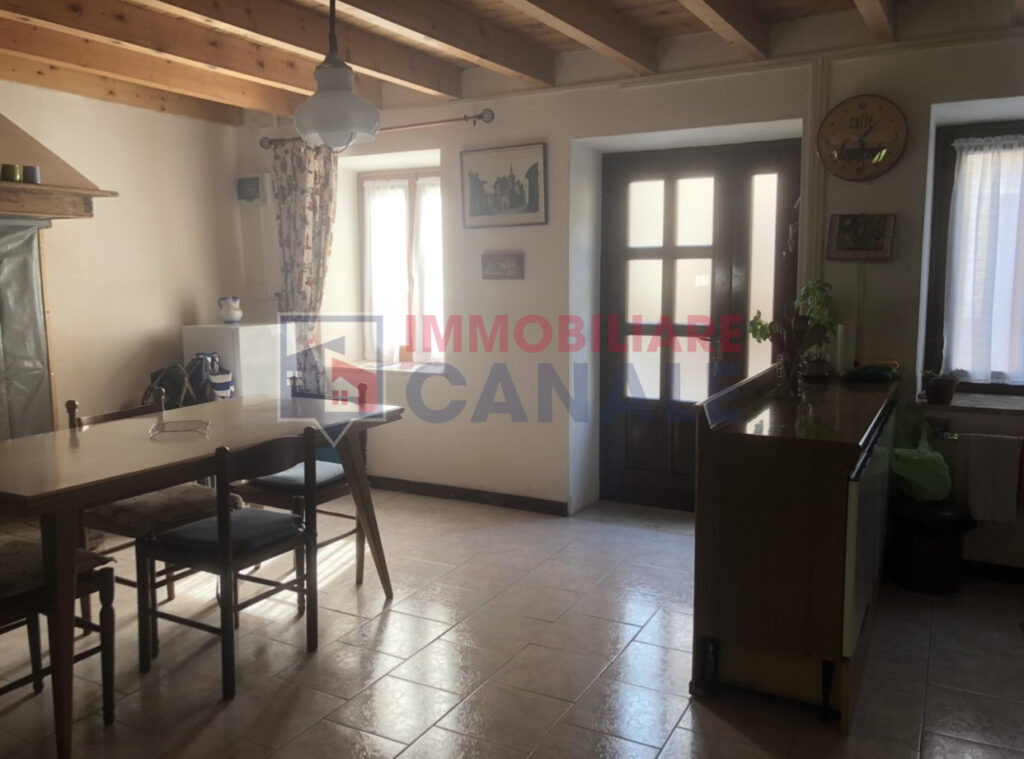 Casa affiancata abitabile subito con giardino – perfetta per vacanze