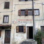 Porzione Centrale di Casa a Schiera da Ristrutturare nel Cuore di Posina
