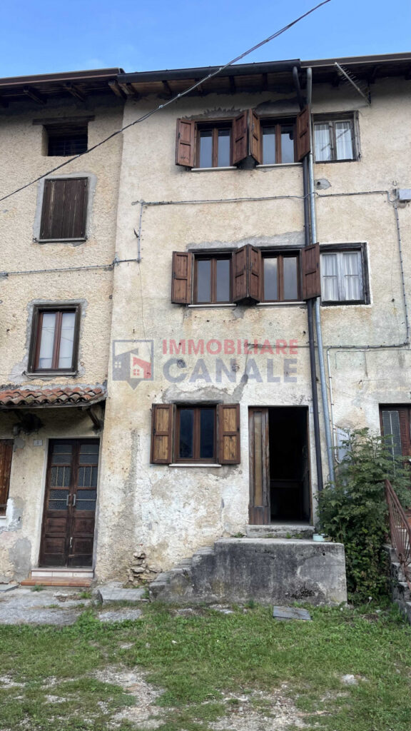 Porzione Centrale di Casa a Schiera da Ristrutturare nel Cuore di Posina