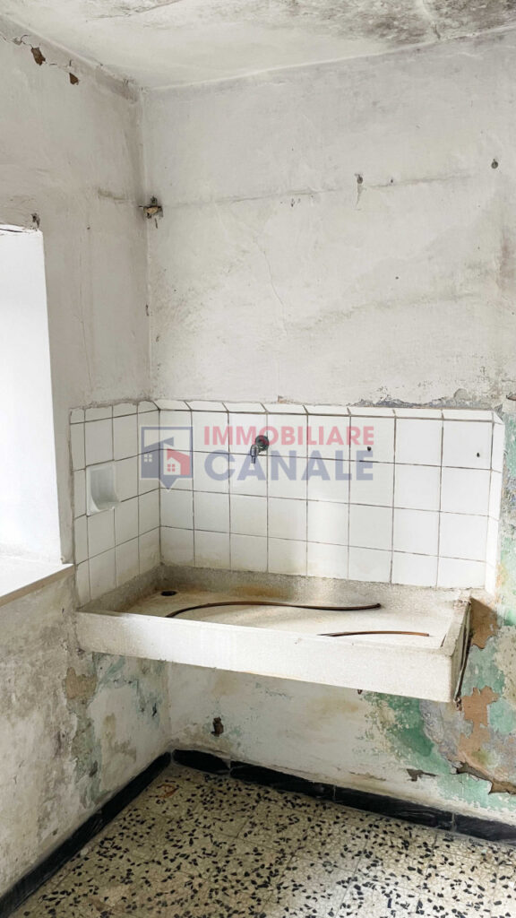 Porzione Centrale di Casa a Schiera da Ristrutturare nel Cuore di Posina