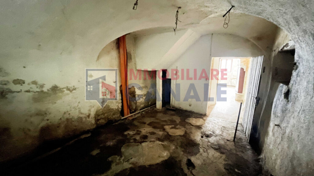 Porzione Centrale di Casa a Schiera da Ristrutturare nel Cuore di Posina
