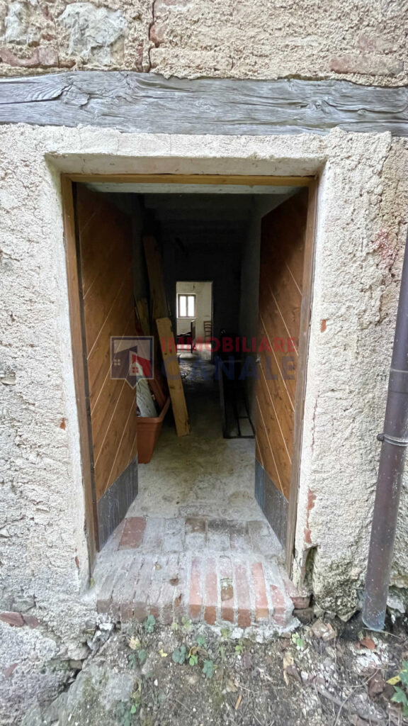Porzione Centrale di Casa a Schiera da Ristrutturare nel Cuore di Posina