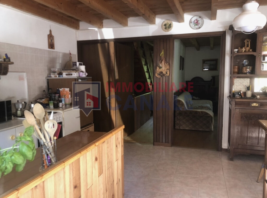 Casa affiancata abitabile subito con giardino – perfetta per vacanze
