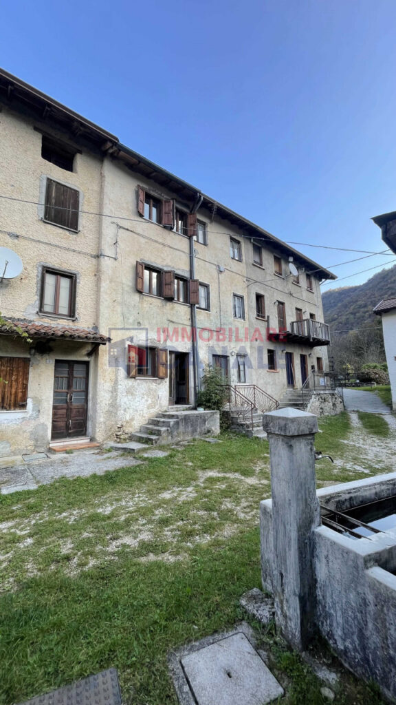 Porzione Centrale di Casa a Schiera da Ristrutturare nel Cuore di Posina
