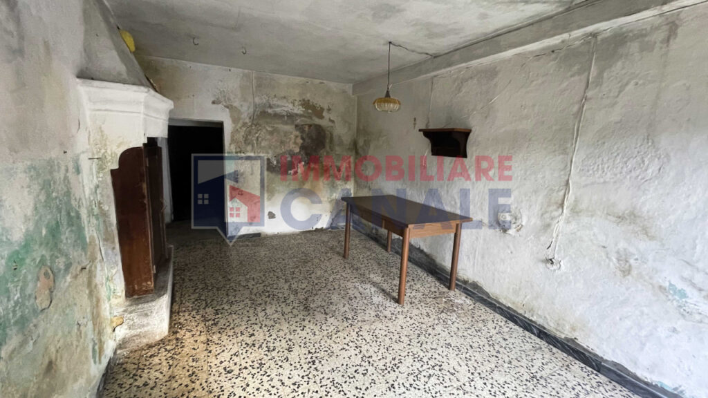 Porzione Centrale di Casa a Schiera da Ristrutturare nel Cuore di Posina