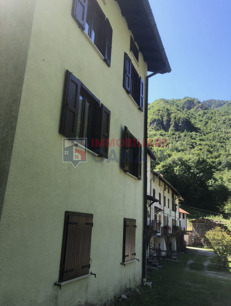 Casa affiancata abitabile subito con giardino – perfetta per vacanze
