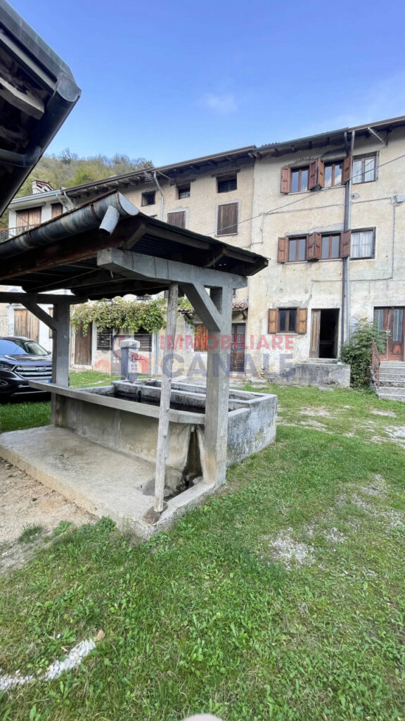Porzione Centrale di Casa a Schiera da Ristrutturare nel Cuore di Posina