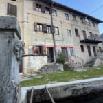 Porzione Centrale di Casa a Schiera da Ristrutturare nel Cuore di Posina