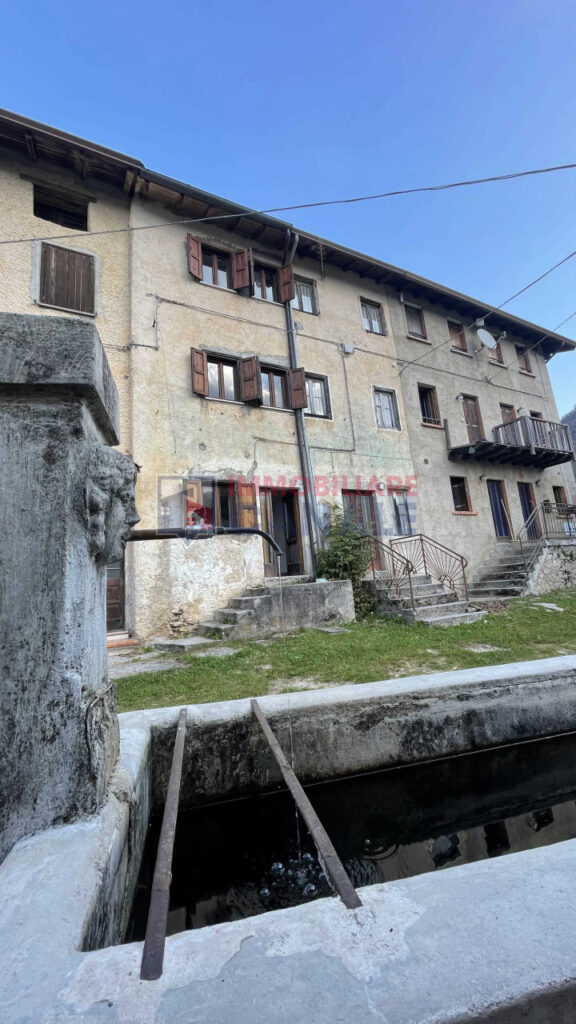 Porzione Centrale di Casa a Schiera da Ristrutturare nel Cuore di Posina