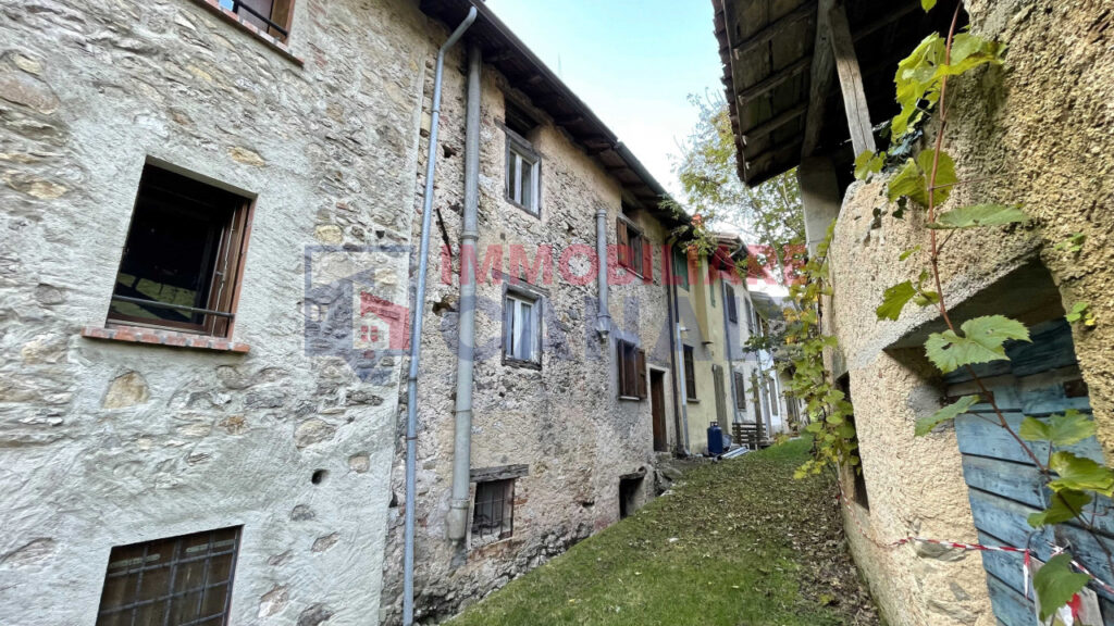 Porzione Centrale di Casa a Schiera da Ristrutturare nel Cuore di Posina