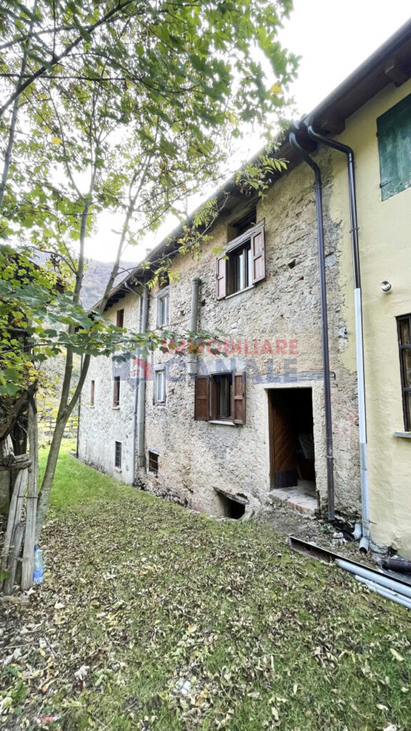 Porzione Centrale di Casa a Schiera da Ristrutturare nel Cuore di Posina
